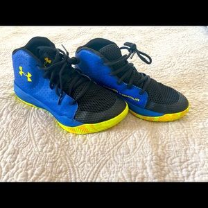 Boys under Armour basketball sneakers. Size 5.5